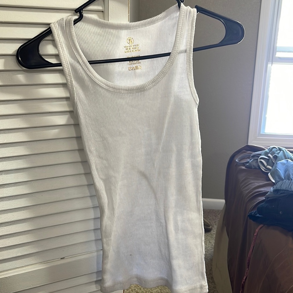 White muscle tank size small no brand name. Super super stretchy. Never worn